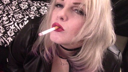 Smoke Temptress Annie Vox - Smoking Fetish: Марлборо червоний висячий дим