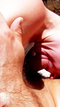 Twee jongens neuken op het strand geile milf Leane Fontaine in de kont