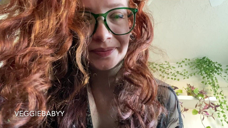 Veggiebabyy: 내 손을 따먹는 동안 나는 너의 입에 침을 뱉는다