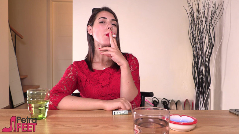 Foot Fetish HD: Bruneta Vixen își tachinează bărbatul la o întâlnire folosind tălpile picioarelor și tocurilor