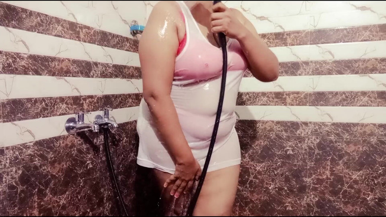 Your Arya: Mijn Desi-stiefmoeder neemt een douche in de badkamer en ik...