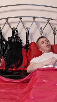 Bayan kadın kılıklı sürtüğü Michelle'i yatak için çekirge iç çamaşırı giymediği için cezalandırıyor