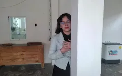 Enf latina tuổi teen phóng viên thoát y