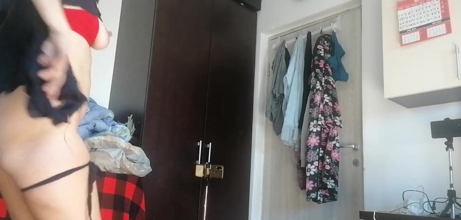 Mirsur: Bini amatur Menari Bogel Di Rumah. Wanita amatur berseronok mencuba...