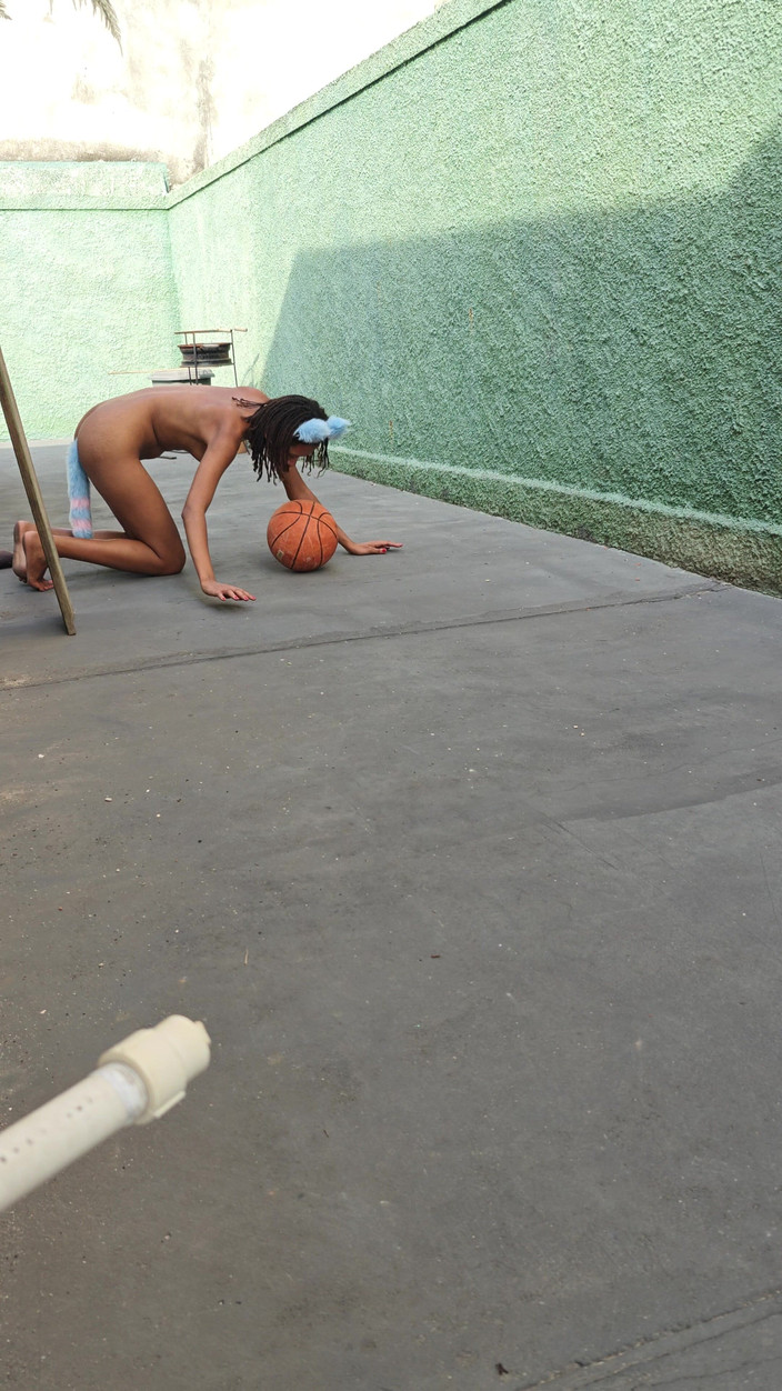 Lily Slav: Phục tùng chơi như thú cưng trong sân