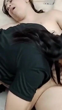 Aksi hot lesbian yang saling muasin memek satu sama lain dengan saling jilat memek satu sama lain