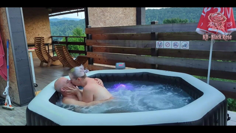 Kd Black Rose: Svago nella jacuzzi Relaxing Love nella jacuzzi
