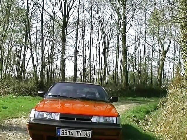 Monde Francais: Vnadná francouzská děvka s tmavými vlasy šuká v dodávce