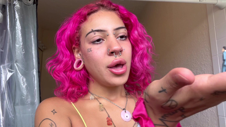 Nali Marie: La gigantessa trova un uomo piccolo