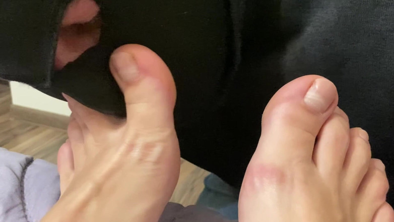 PriyaNaavya: 在漫长的一天后，失败的奴隶必须闻和舔我的脚