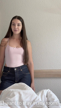 義理の妹が私の毛布をめくり、ホテルの部屋で私の大きく硬くなったチンコを見たが、離れてはいなかった。そして私をいじった!