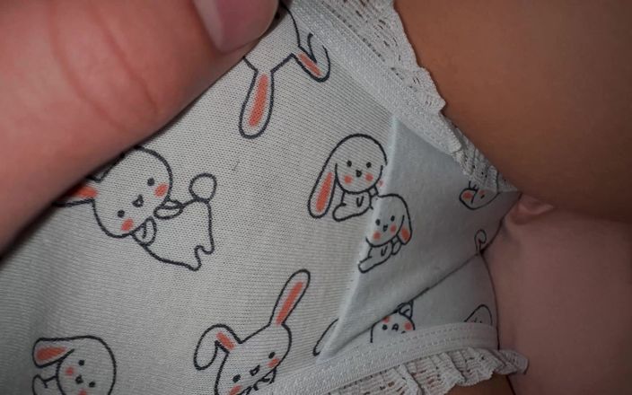 Gigi oficial: Stapdad szybko wbiegł do mojego pokoju i zrobił kilka z...