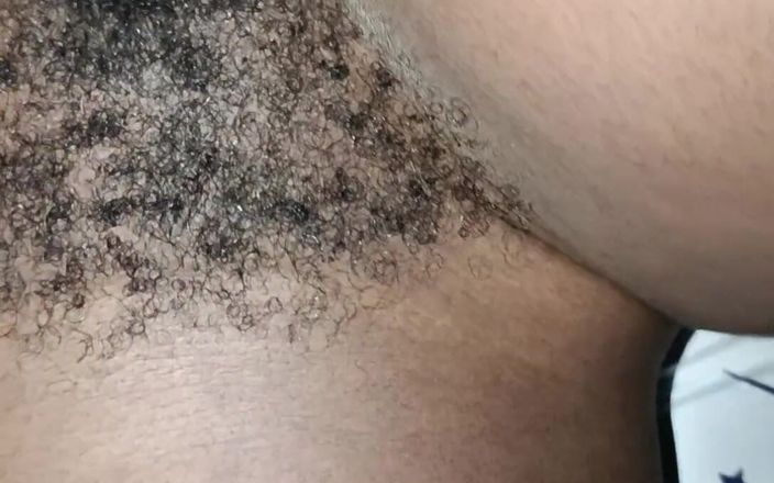 Kenyan Dick: Une petite black sexy à la chatte poilue se fait baiser