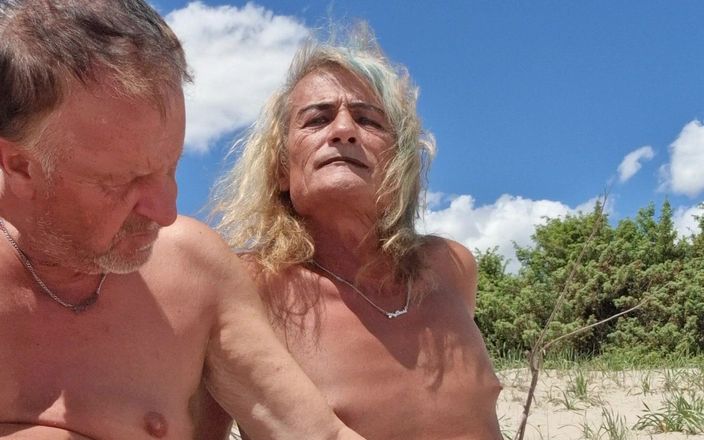 Gigi and David: Show de sexo stripchat, playa nudista, travesti y chico, Gigi...