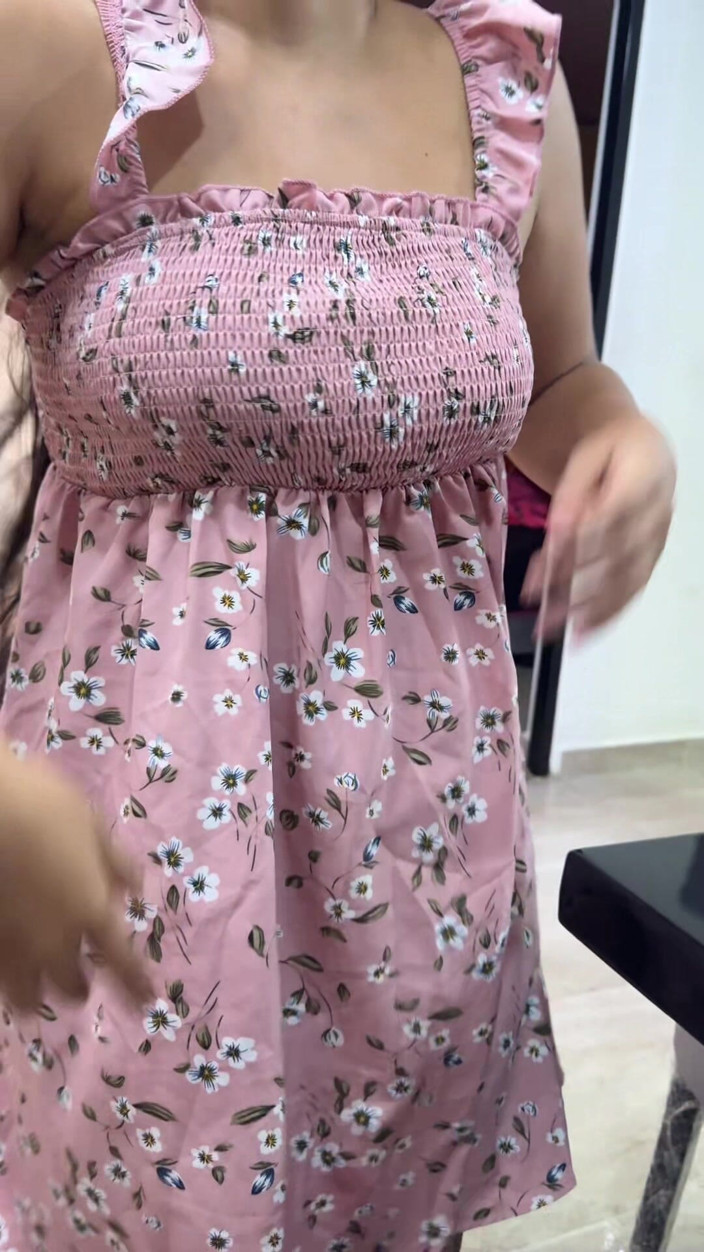 EMY_AND_JONH: Una bruna adorabile con labbra bellissime lo succhia in modo...