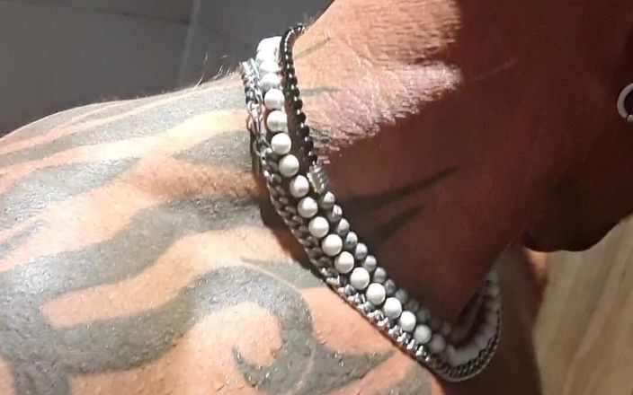 Acez: Après l’entraînement, une fille excitée prend une douche dans la...