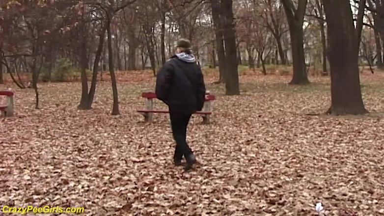 Crazy pee girls: 어린 창녀가 공원에서 오줌을 싸다