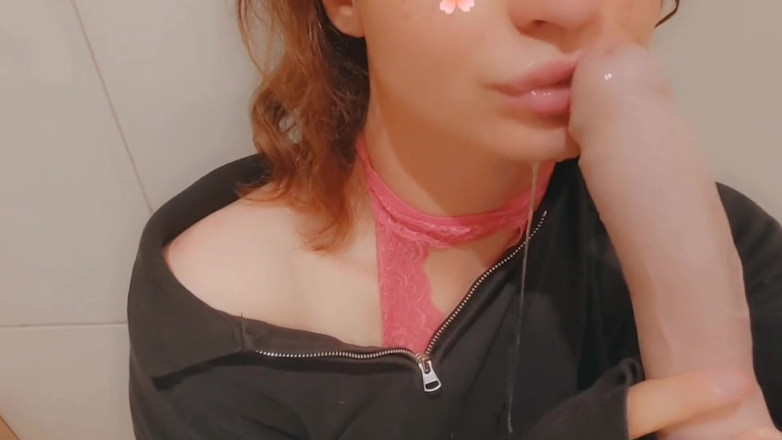 TiSIssyTi: Femboy efeminat te tachinează cu vibrator și scuipă