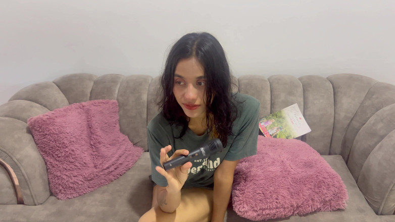 BritannySexxx: Моя зведена сестра хоче бути співачкою, і я вчу її співати з моїм великим членом у роті, поки вона не проковтне мій крем.