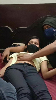 Dois meio-irmãos xxx fodem meia-irmã gostosa juntos - indiana em sexo a três