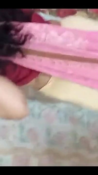 Güzel Hintli evli kadın çıplak dans yapıyor