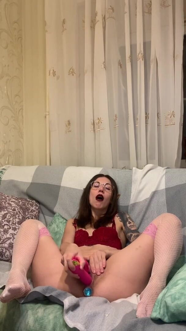 Tina Wink: Divoká kočička v tetování saje robertek a přivede svou kundičku...
