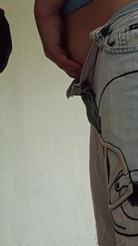 Duas namoradas se masturbam e gozam em jeans