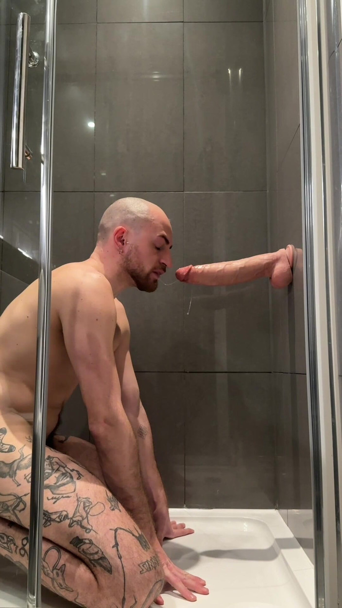 davidedpxxx: Culo affamato bloccato gioca con un enorme dildo mostruoso da 10...