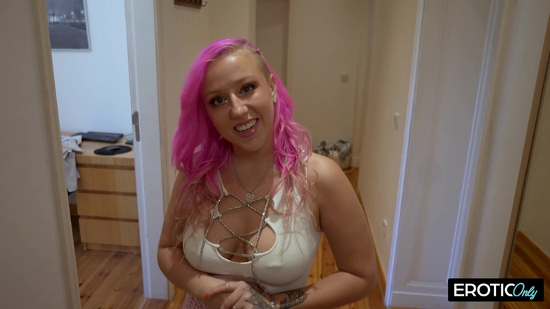 German bitch hunter: Nena alemana salvaje de 20 años con tatuajes de cabello rosa...