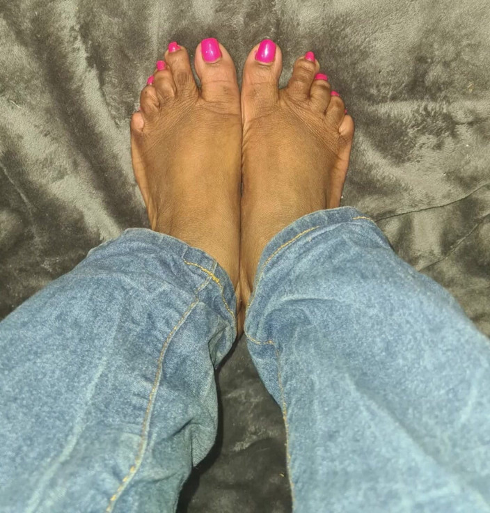 Simp to my ebony feet: Gambar kuku jari kaki merah jambu