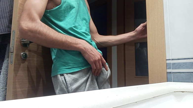 Elvissc: Cara magro em um top do tanque mostra como ele...