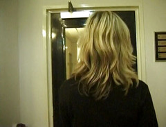 Flash Model Amateurs: Fată blondă obraznică care se pișă în baie