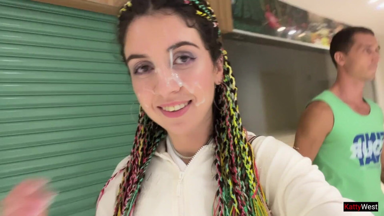 Katty West: Plimbare nebună cu spermă în mall