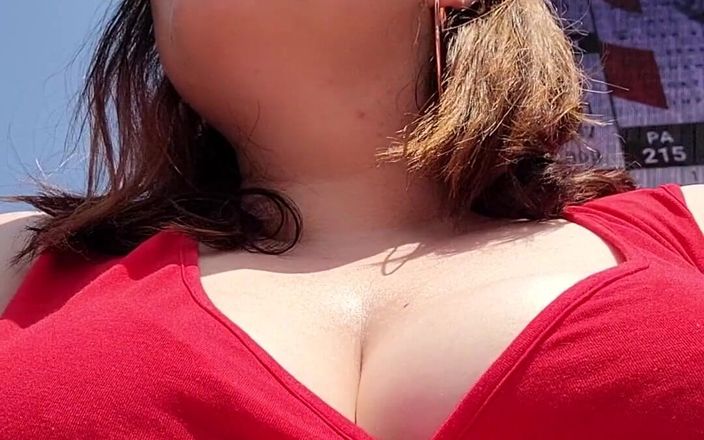 KinkyKatie: Вирішив одягнути свій вібратор на гру кардинала! Був трохи параноїком, тому що навколо було так багато людей!