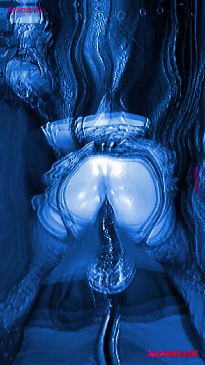 Maskedboy616: Podskakiwał tyłkiem, miażdżył mój wielki, gruby dildo, uderzał mnie mocno...