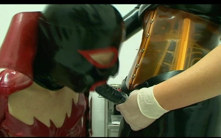 Absolute BDSM films - The original: Унижающая бедственное положение киски, сосание дилдо в маске, доминантная в красном латексном платье