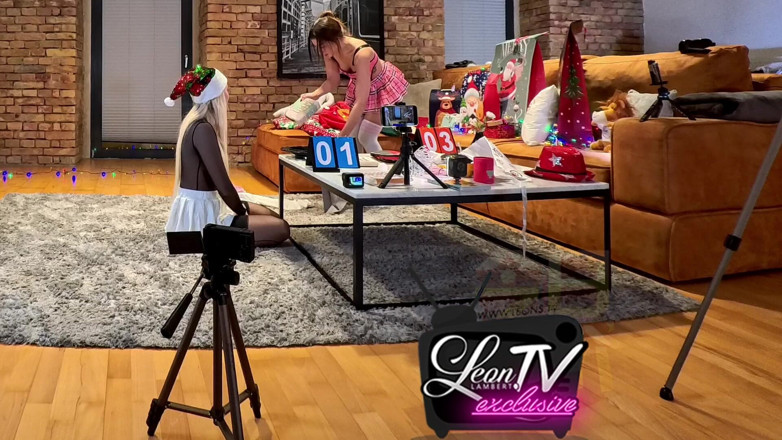 Leon Lambert Girls Twerk Parties CFNM: Dvě dívky jeden chlap mnoho dárků a mini ruleta hra...