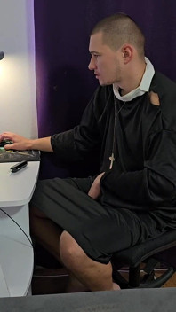 Niegrzeczny ksiądz robi się napalony, masturbuje się swoim wielkim kutasem i po raz pierwszy w życiu przeżywa orgazm
