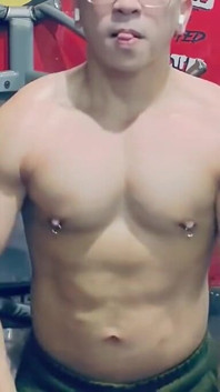 Pinoy Muscle Twink Si Sega Dopo L'allenamento Incl. Gioco Con Capezzoli