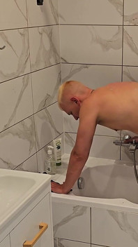 Sesso in bagno ha scopato il suo amico 3