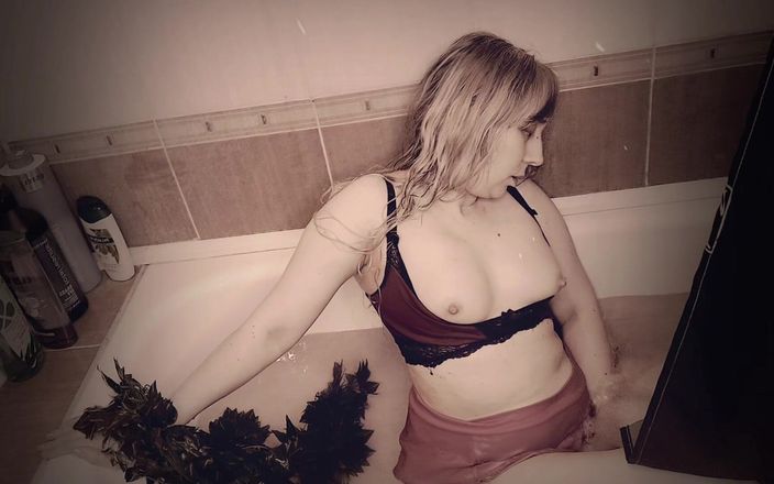 Nicolette69w: Halloween 2024 ze masturbeert in de badkamer in natte kleren