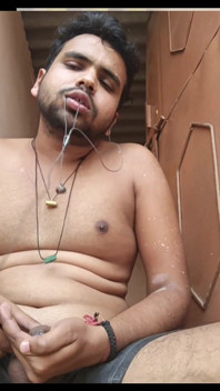 Jag tittar desperat på en jävla video av 2-kåta pojkar knullar hårt