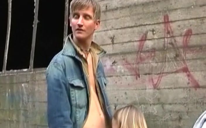 German amateur couples: Rubia alemana puta consigue su coño follado en público