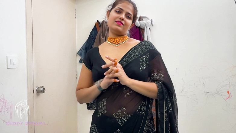 Sexy Komal: कोमल के अलमारी लोक नहीं खुल रहा था तो पडोसी मदत के लिए आयी