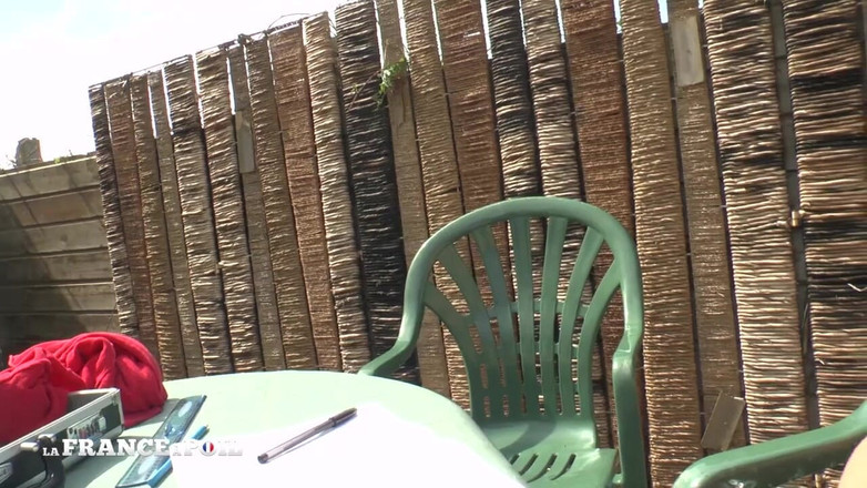 French BDSM: 穿着渔网丝袜的小奶子的苗条法国阿拉伯荡妇在花园里好好地舔了一下后被搞砸了并被精液覆盖