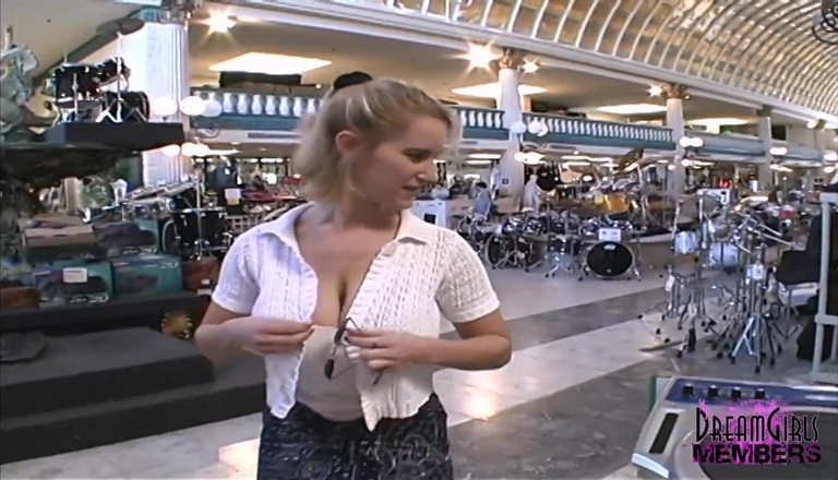 Dream Girls: Grandi tette e figa di mindys in un negozio di...