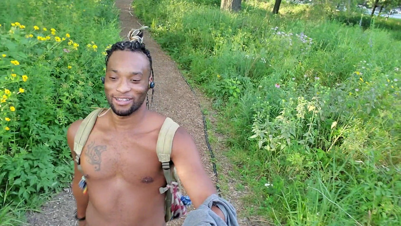 Kennie Jai: Kenniejai merge goală lângă râu în Chicago și este prinsă