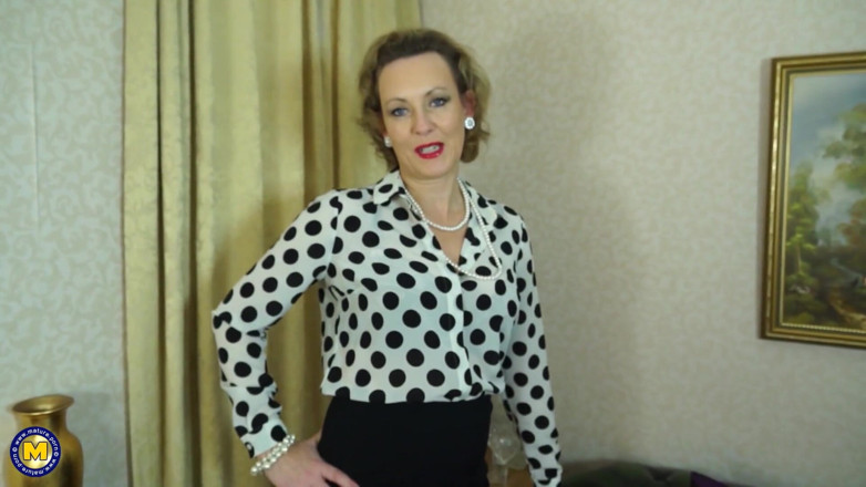 Mature NL: Sexy mature Betsy Blue in lingerie