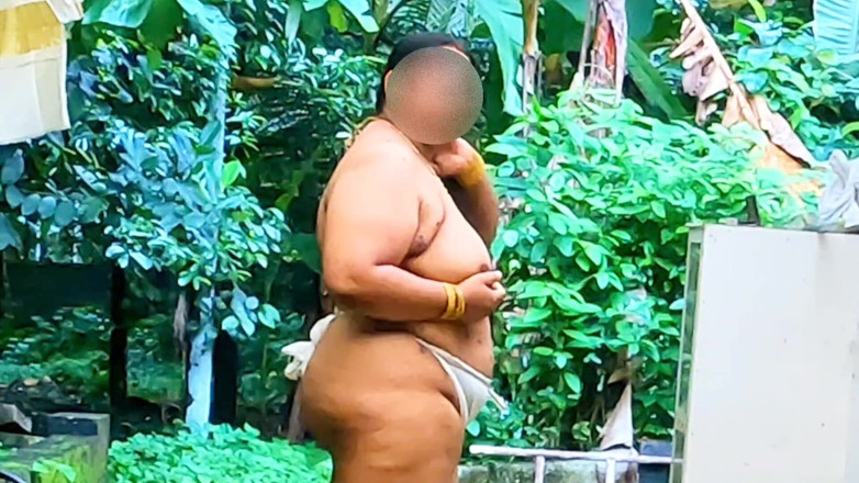 Anne Ipe: Berdedikasi dalam badan seksi di luar, MILF Mallu dalam loincloth...