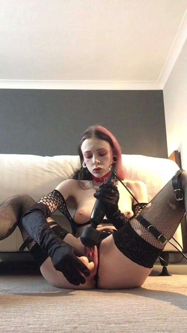 Rokkyhorrorx: Cewek nakal dengan stoking jaring-jaring lagi asik ngentot dirinya sendiri...